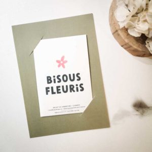 carte bisous fleuris et son support vert olive