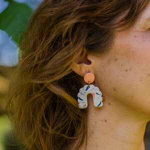 boucles d'oreilles graphiques colorées