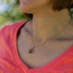 collier Le Baiser de Rodin en laiton