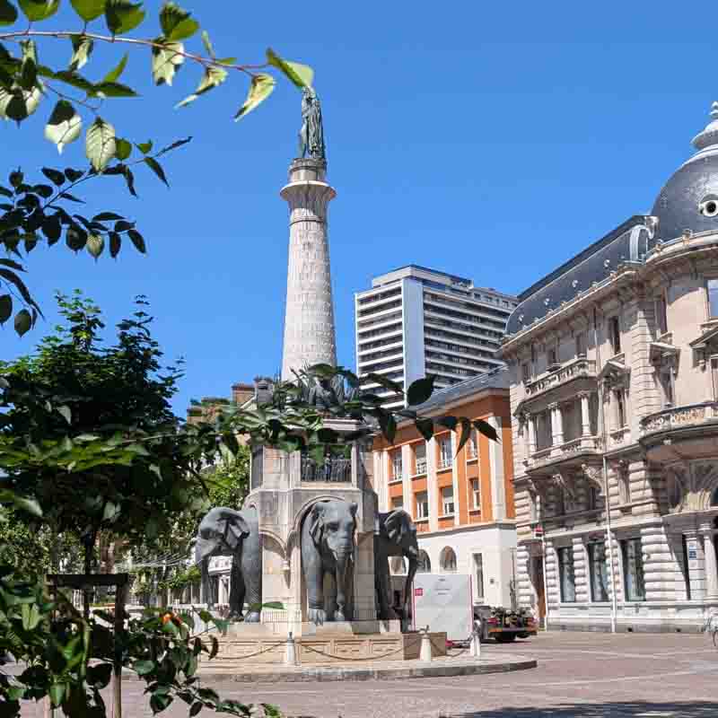 ville de chambéry cité des ducs fontaine des éléphants